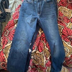 Size 7 Hollister high-rise skinny jeans
